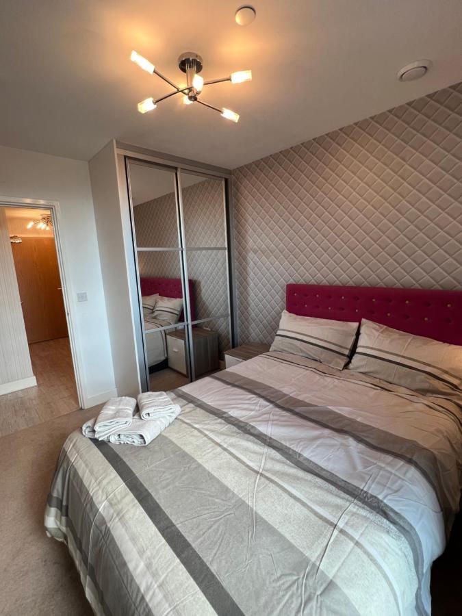 Cityscape Serenity: 10th Floor Oasis Near City Airport, Excel & 02 Apartment London