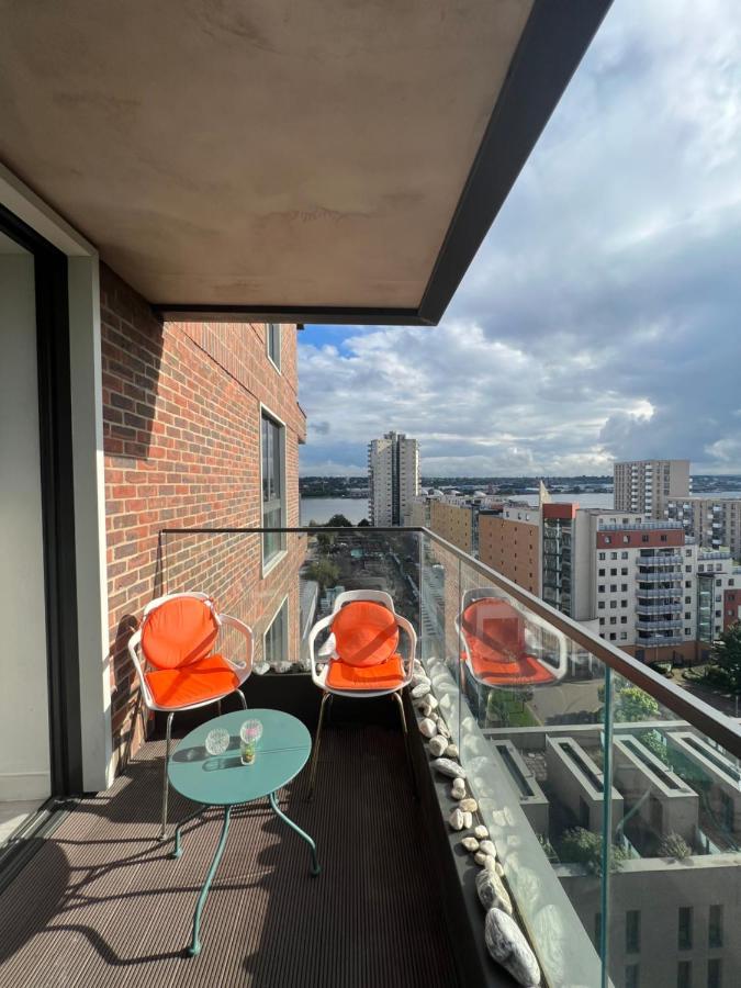 Cityscape Serenity: 10th Floor Oasis Near City Airport, Excel & 02 * London