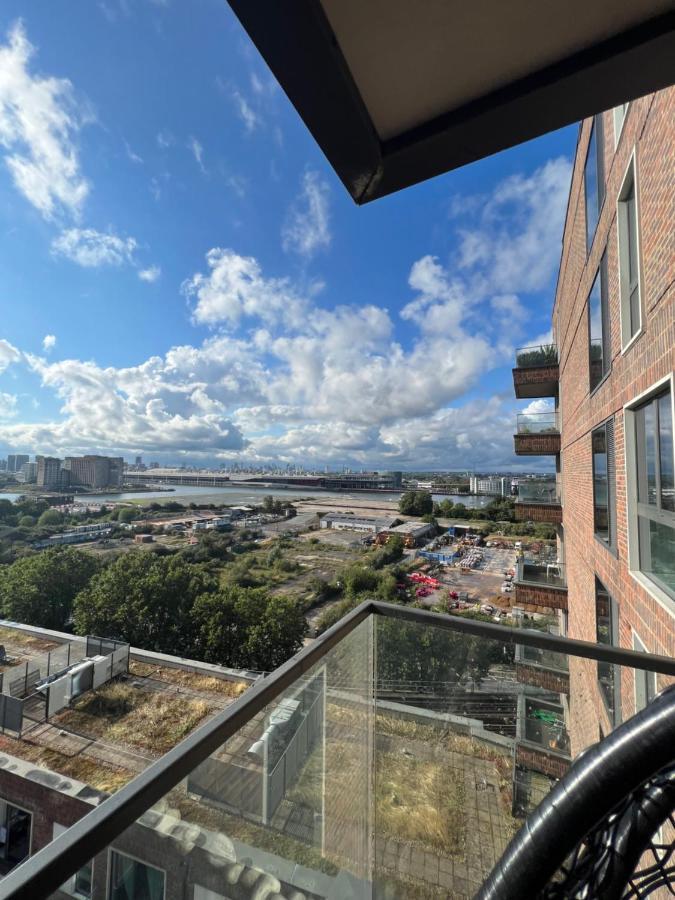 Cityscape Serenity: 10th Floor Oasis Near City Airport, Excel & 02 Apartment