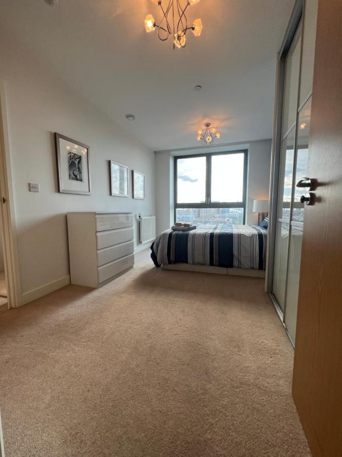 Cityscape Serenity: 10th Floor Oasis Near City Airport, Excel & 02 * London