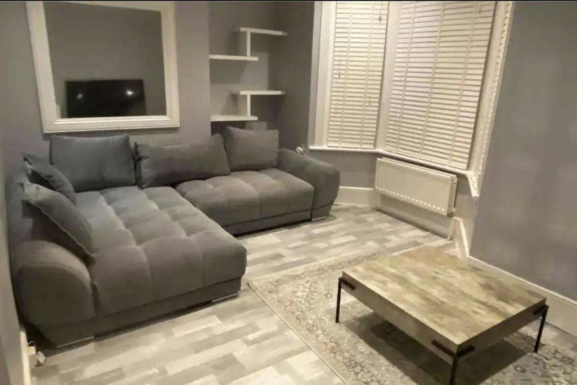 Double And Single Bedrooms In Flat Casa de hóspedes *