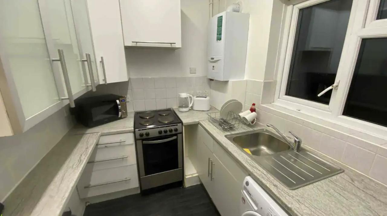 Double And Single Bedrooms In Flat Londres