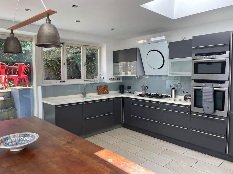 Beautiful Victorian House, Sleeps 12 * London