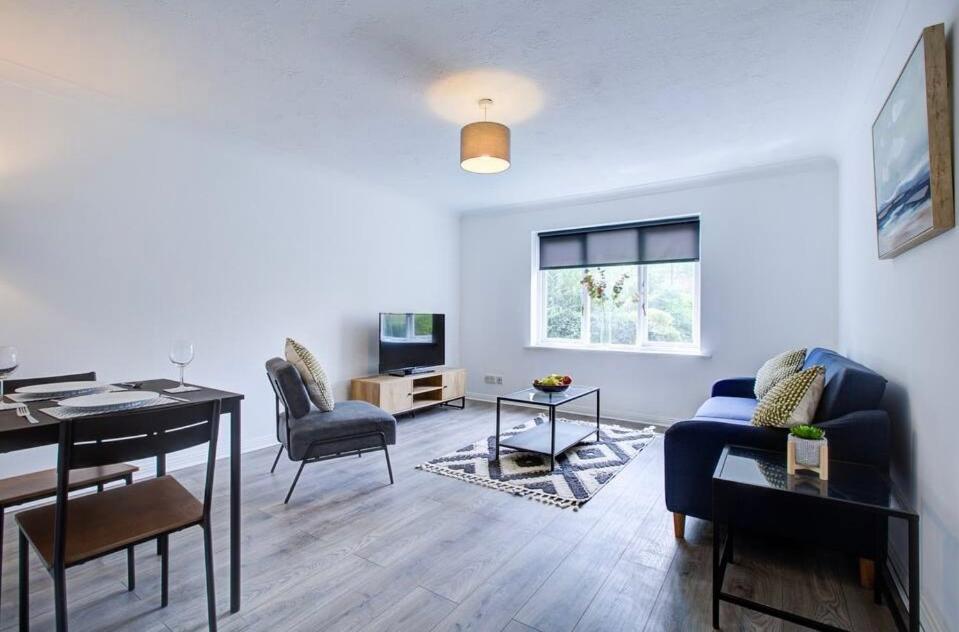 Apartment Spacious 2 Bedroom London