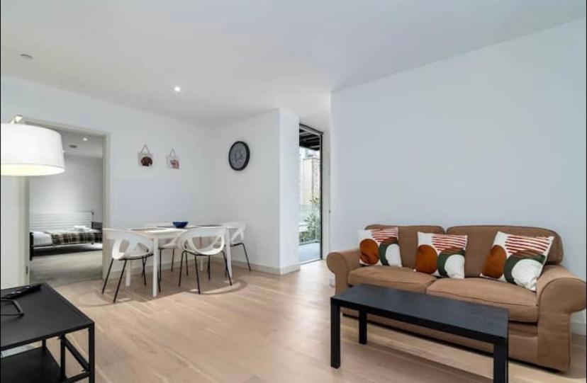 Contemporary Overlooking Barrier Park Privatunterkunft