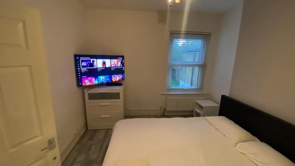 Snug Kingsize Bedroom Flat In Apartment London