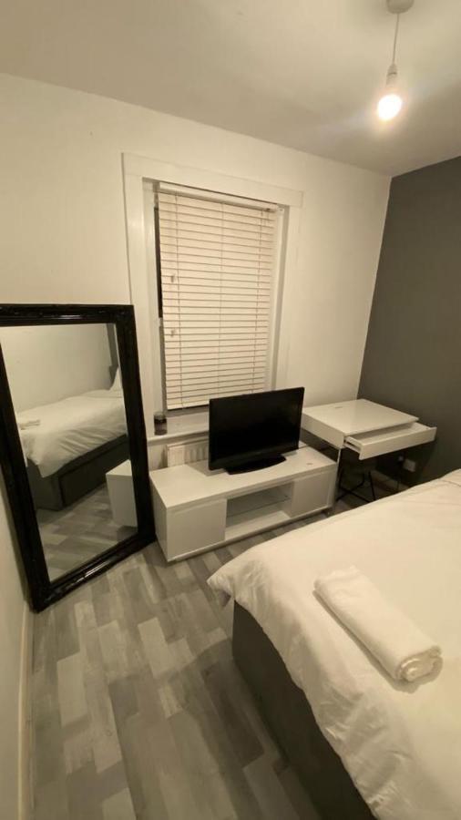 Double And Single Bedrooms In Flat Londres
