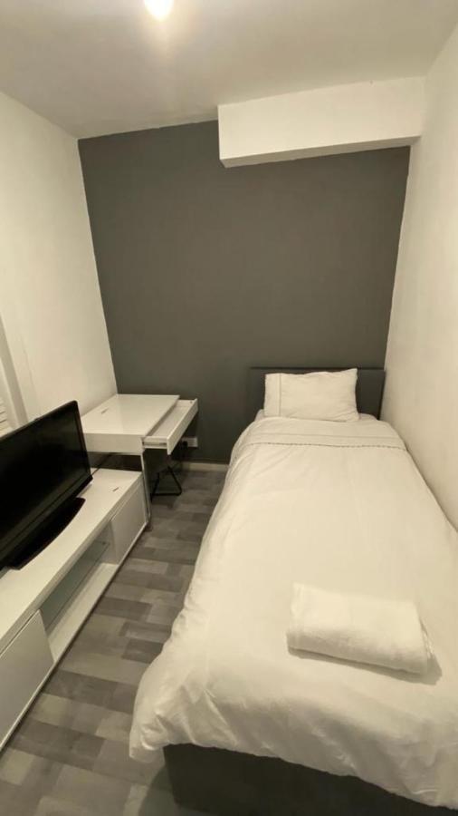 Double And Single Bedrooms In Flat * Londres