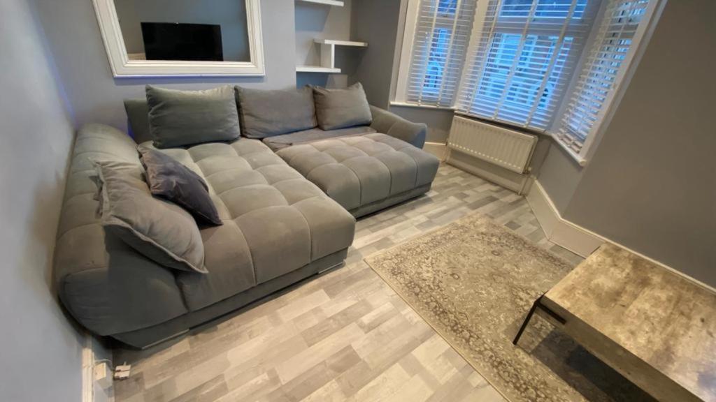 Double And Single Bedrooms In Flat Casa de hóspedes