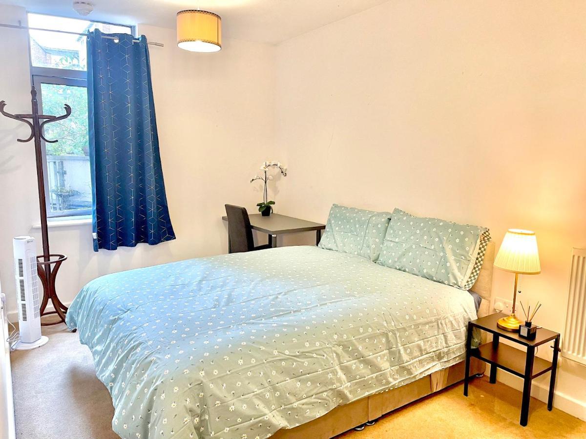 Modern Patio Flat Close To Sation & Canary Wharf London