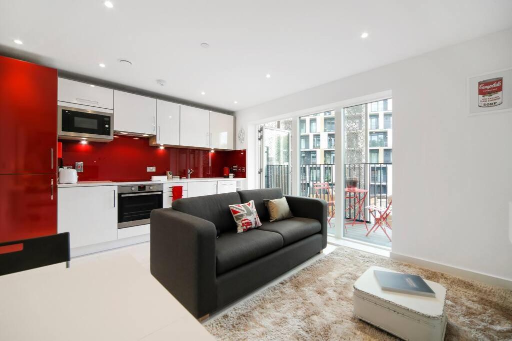 Cool Dalston Studio With Balcony And Gym Apartment London