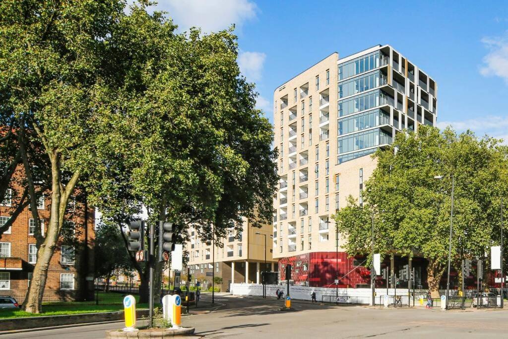 Cool Dalston Studio With Balcony And Gym London