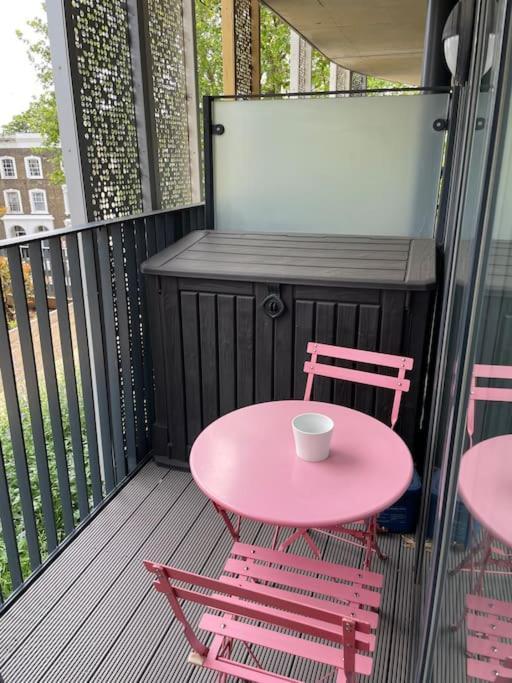 Cool Dalston Studio With Balcony And Gym Apartment London