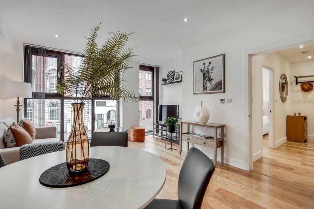 Br2 - Stunning 1 Bed Heart Of Borough *