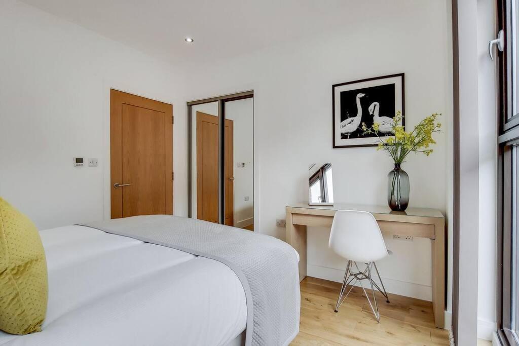 Br2 - Stunning 1 Bed Heart Of Borough *