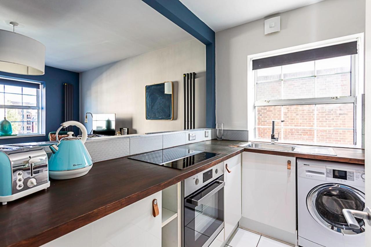 Cosy Spitalfields Hideaway Apartment London