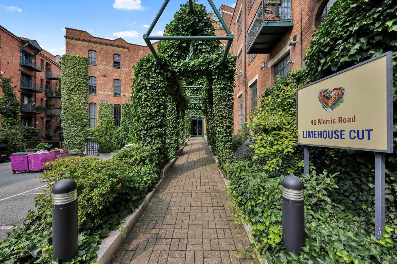 Large Industrial Style 2 Bedroom Short Term & Flexible Renting Canary Wharf With Free Wifi Apartment London