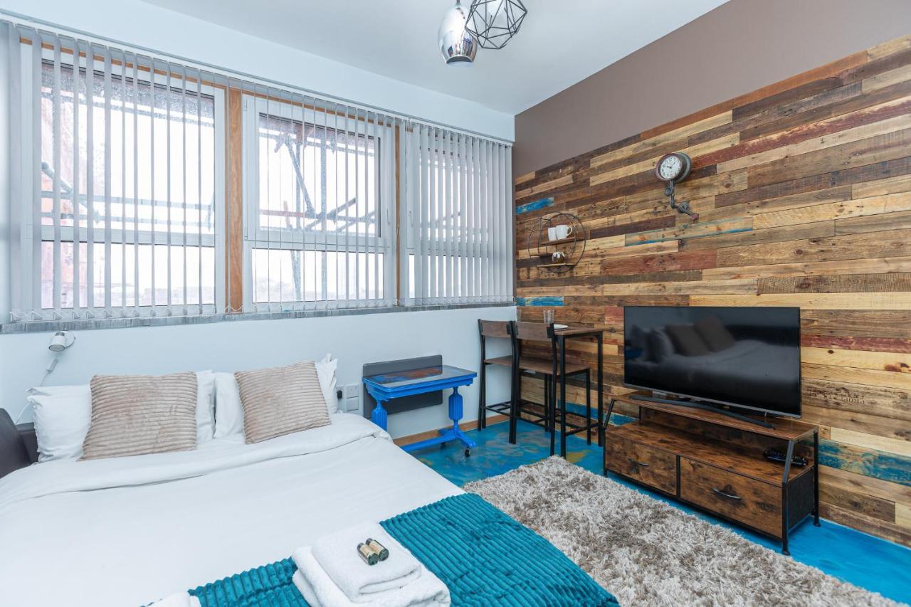 New Stylish Flat Near Woolwich Tube London