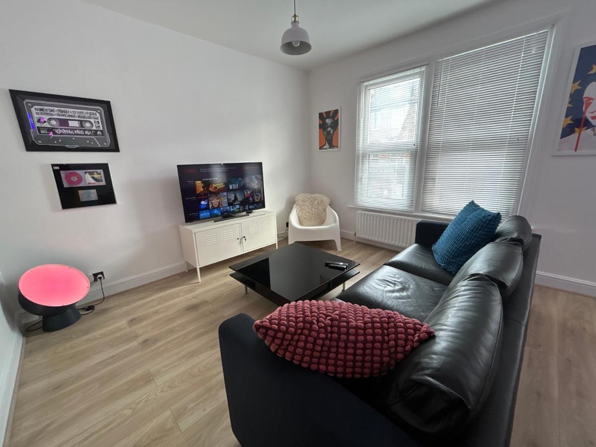 Flat Next To Central Line Underground Station Apartment *