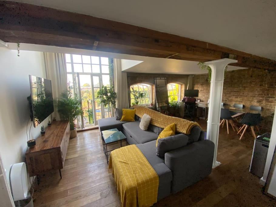 Apartment Luxury Artistic 2 Bedroom W/balcony-great Location