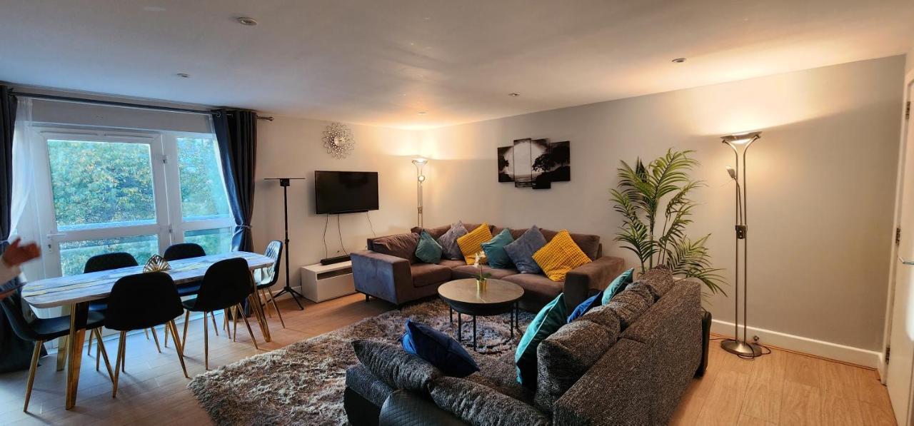 Apartment 3br-sleeps8-canarywharf-cinemabedroom London