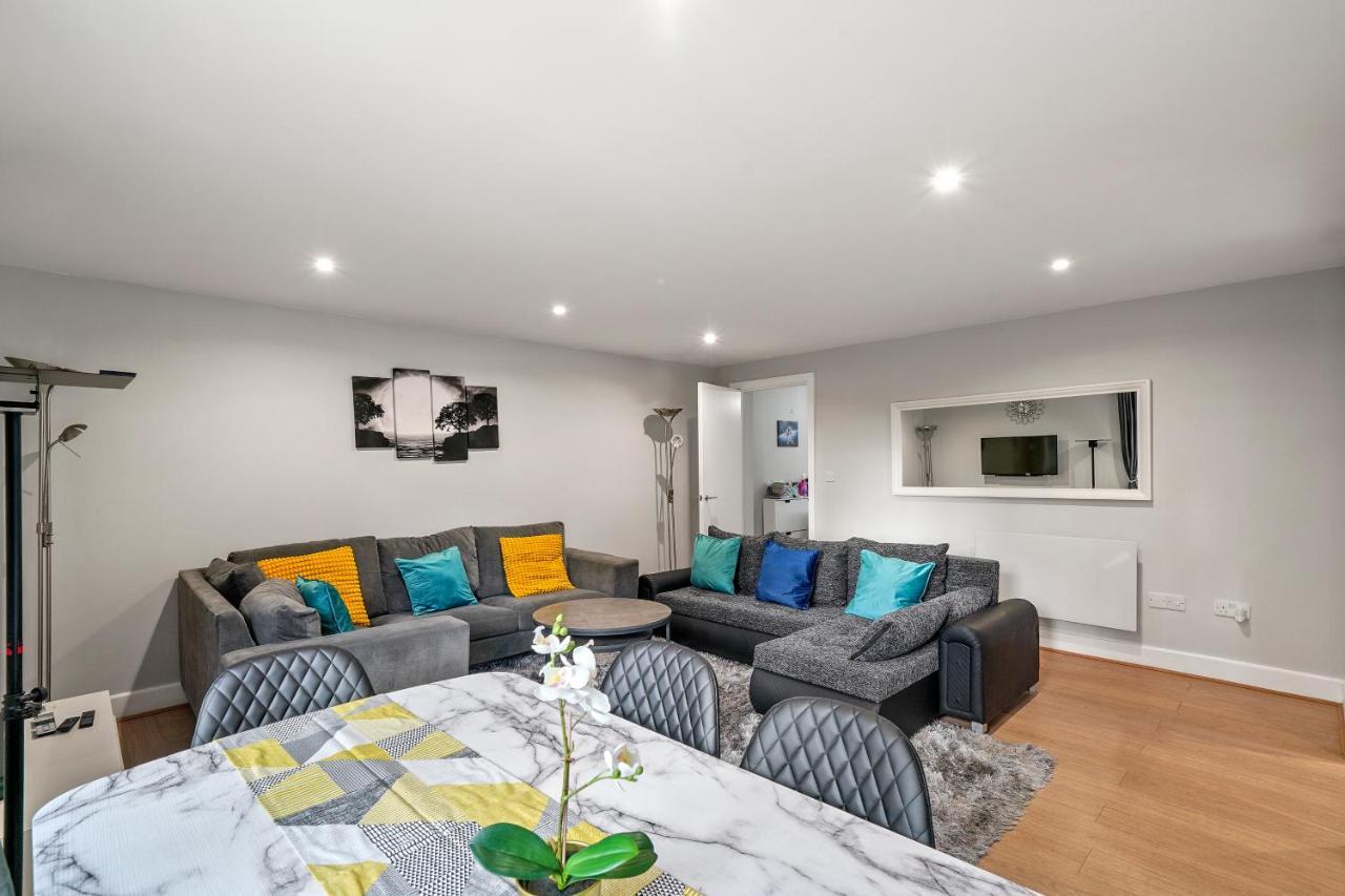 3br-sleeps8-canarywharf-cinemabedroom Apartment London