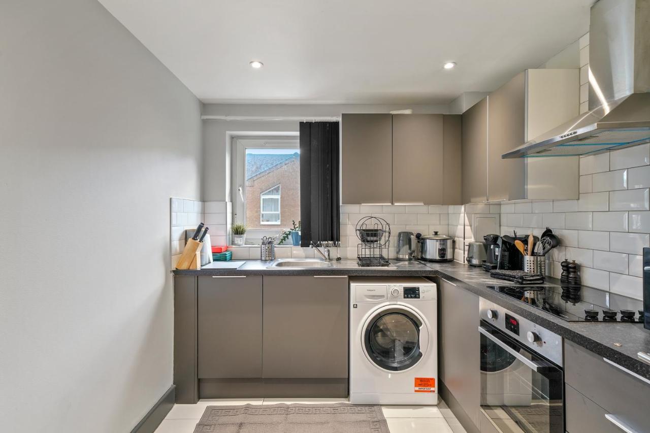 3br-sleeps8-canarywharf-cinemabedroom London