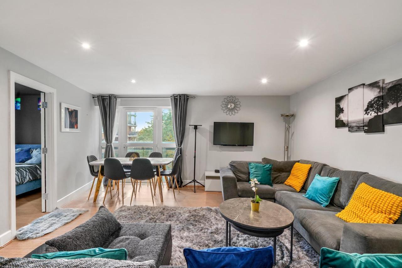 3br-sleeps8-canarywharf-cinemabedroom