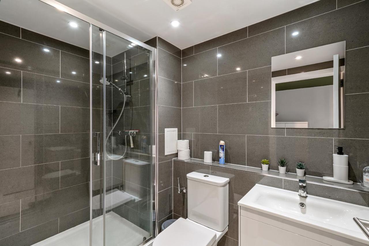 Apartment 3br-sleeps8-canarywharf-cinemabedroom London