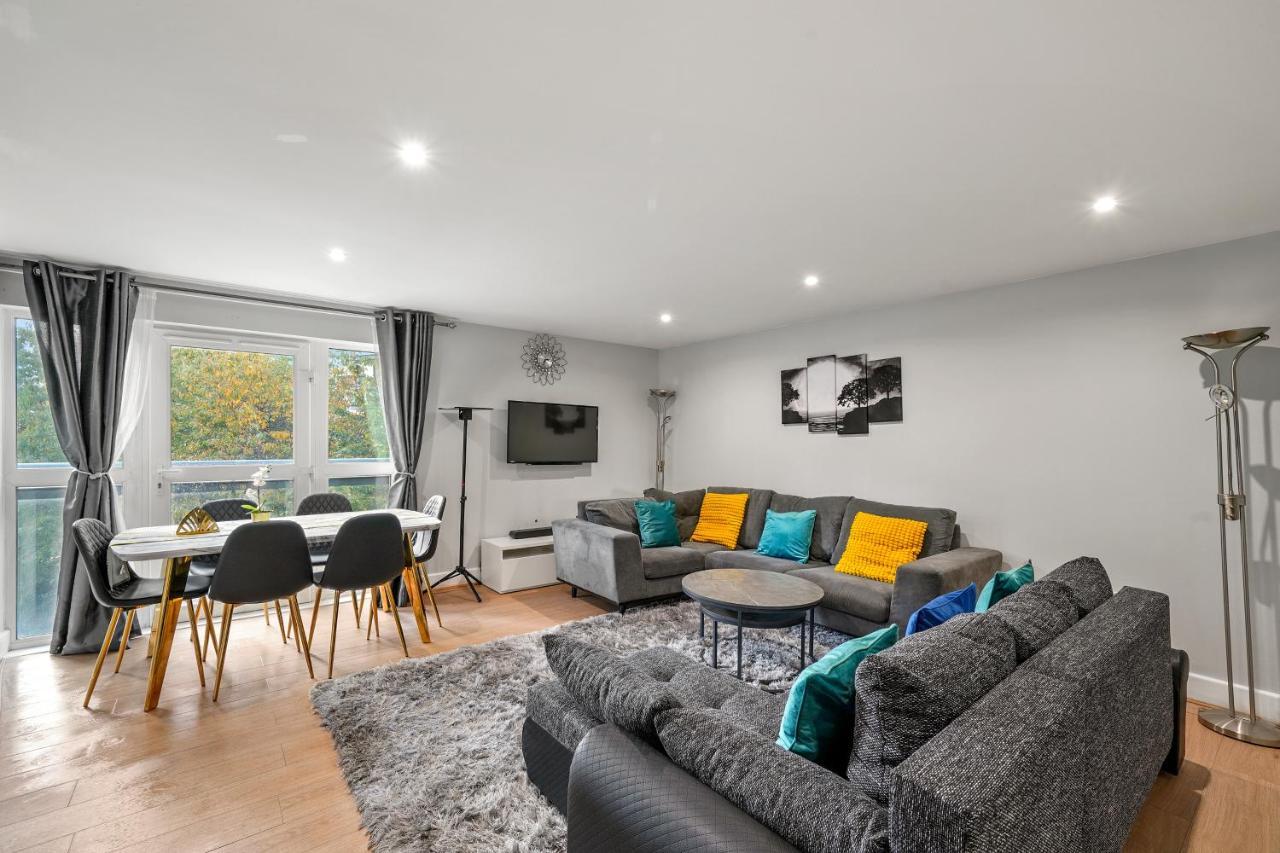 3br-sleeps8-canarywharf-cinemabedroom Apartment *