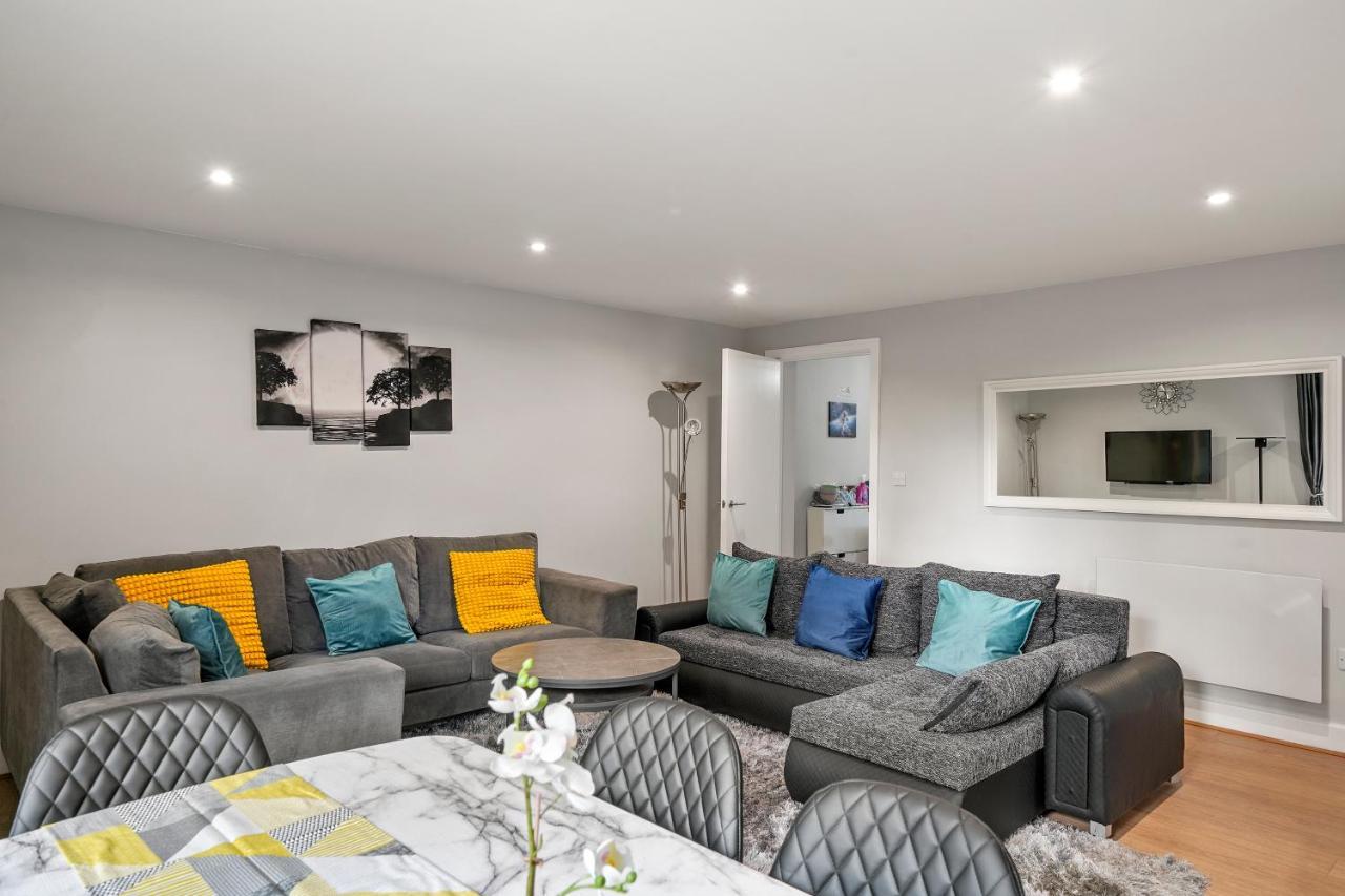 3br-sleeps8-canarywharf-cinemabedroom London
