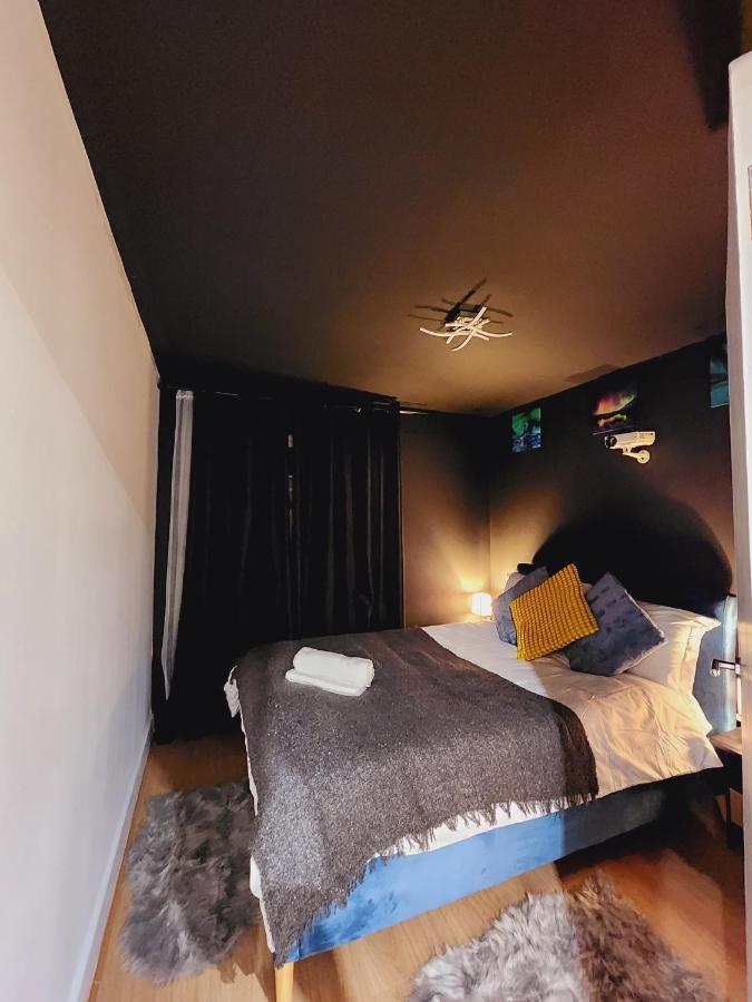 3br-sleeps8-canarywharf-cinemabedroom Apartment *