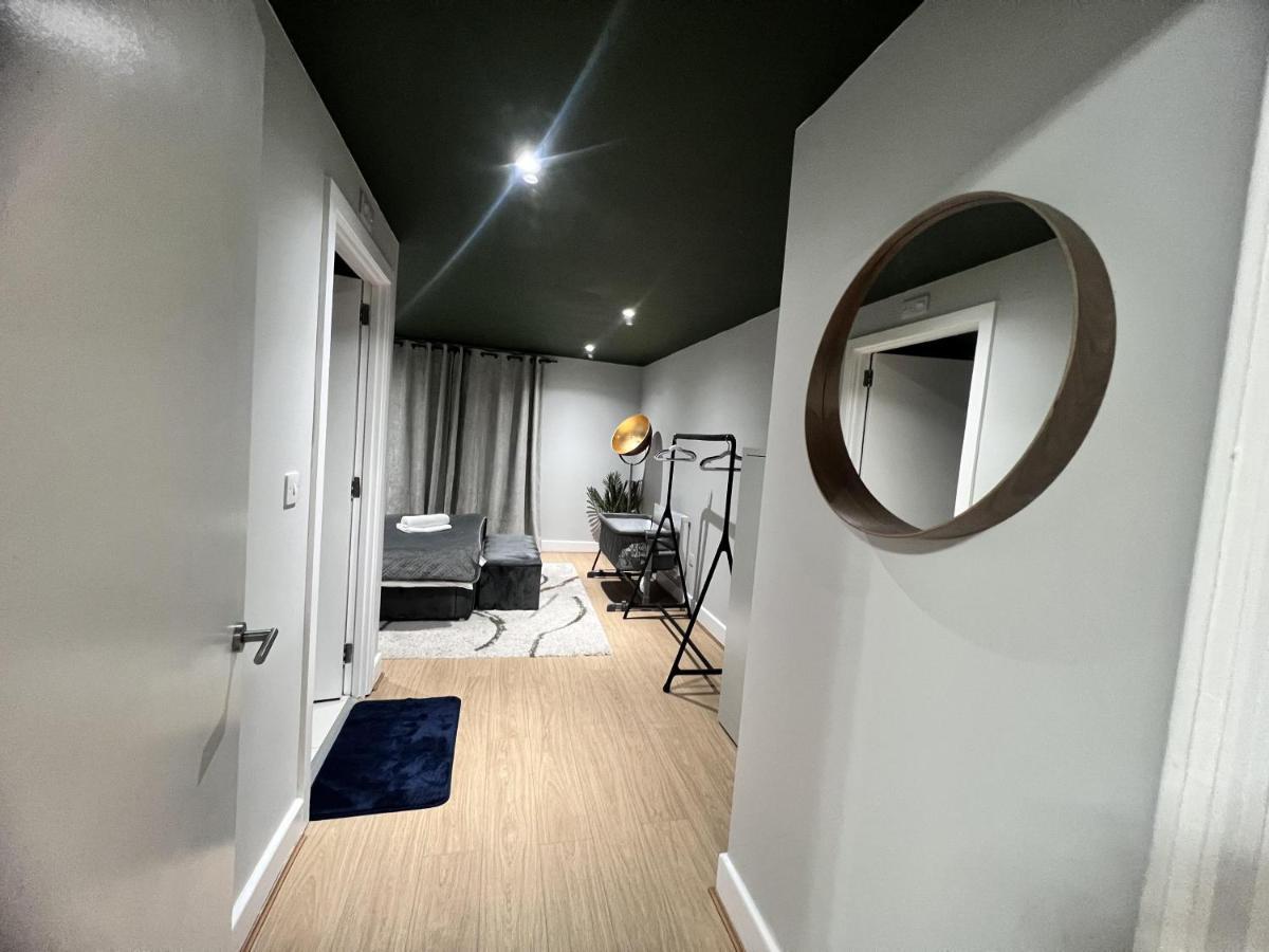 3br-sleeps8-canarywharf-cinemabedroom Apartment