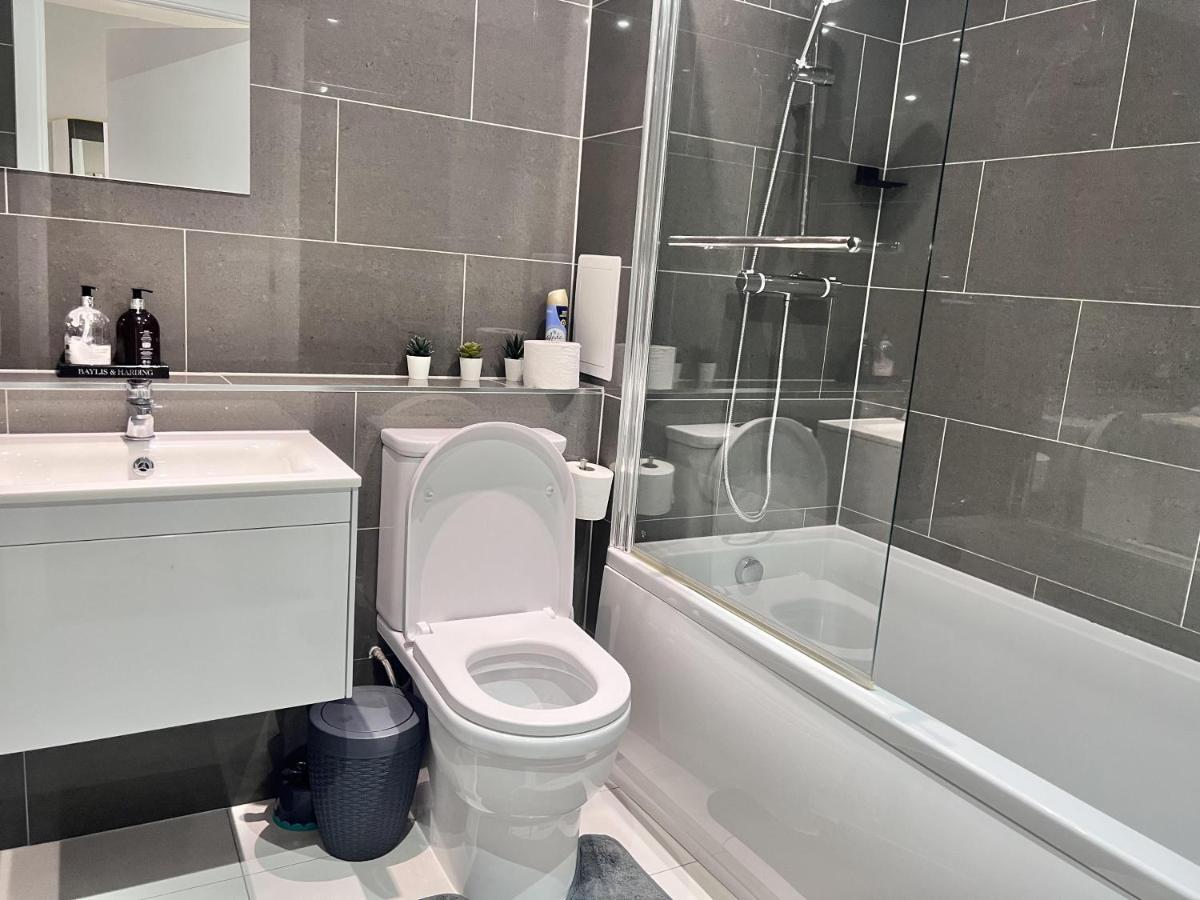 Apartment 3br-sleeps8-canarywharf-cinemabedroom London