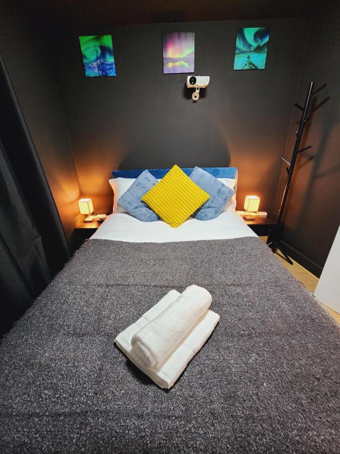 3br-sleeps8-canarywharf-cinemabedroom *