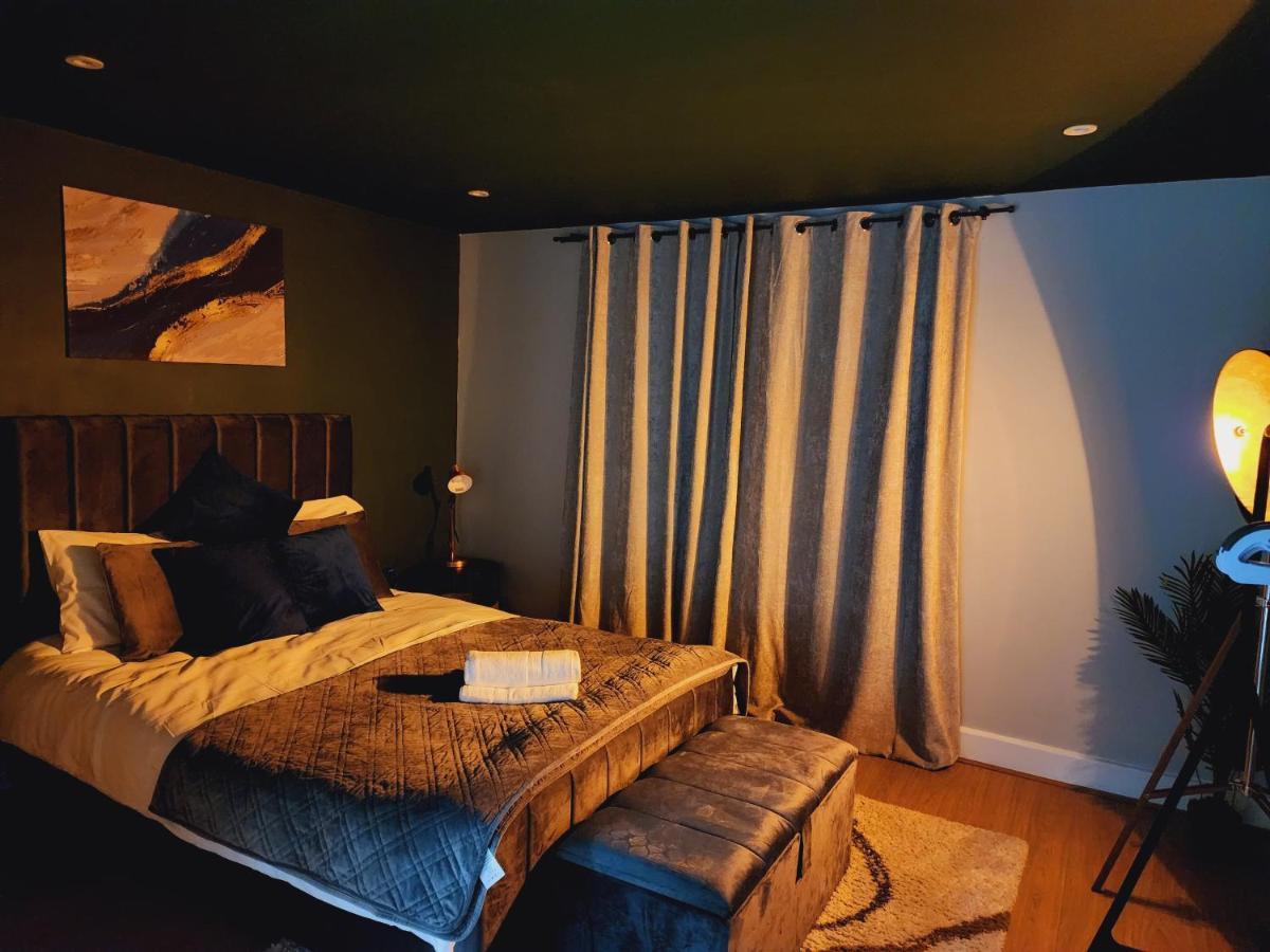 3br-sleeps8-canarywharf-cinemabedroom * London