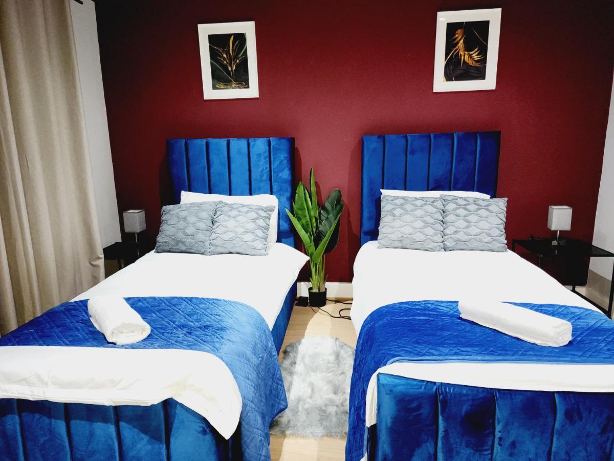 3br-sleeps8-canarywharf-cinemabedroom *