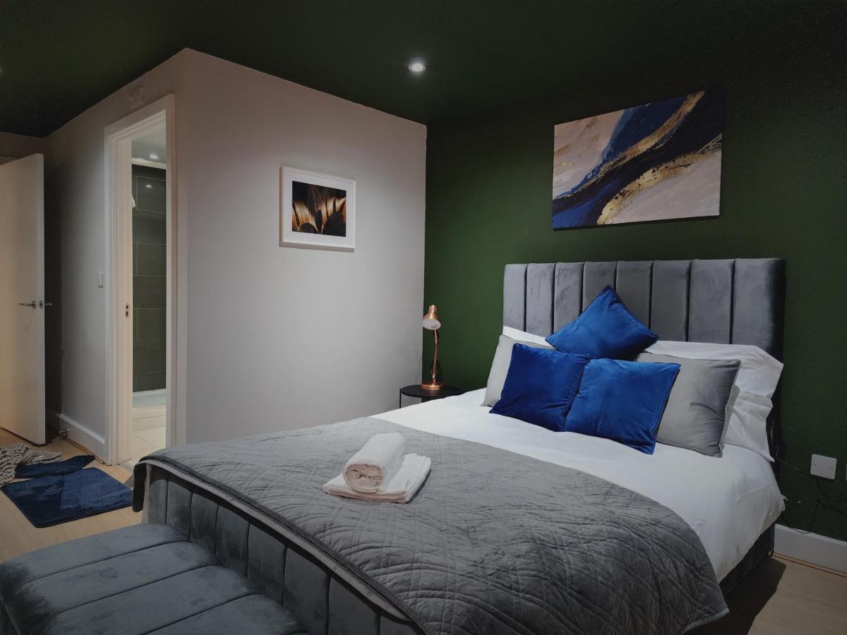 3br-sleeps8-canarywharf-cinemabedroom Apartment *