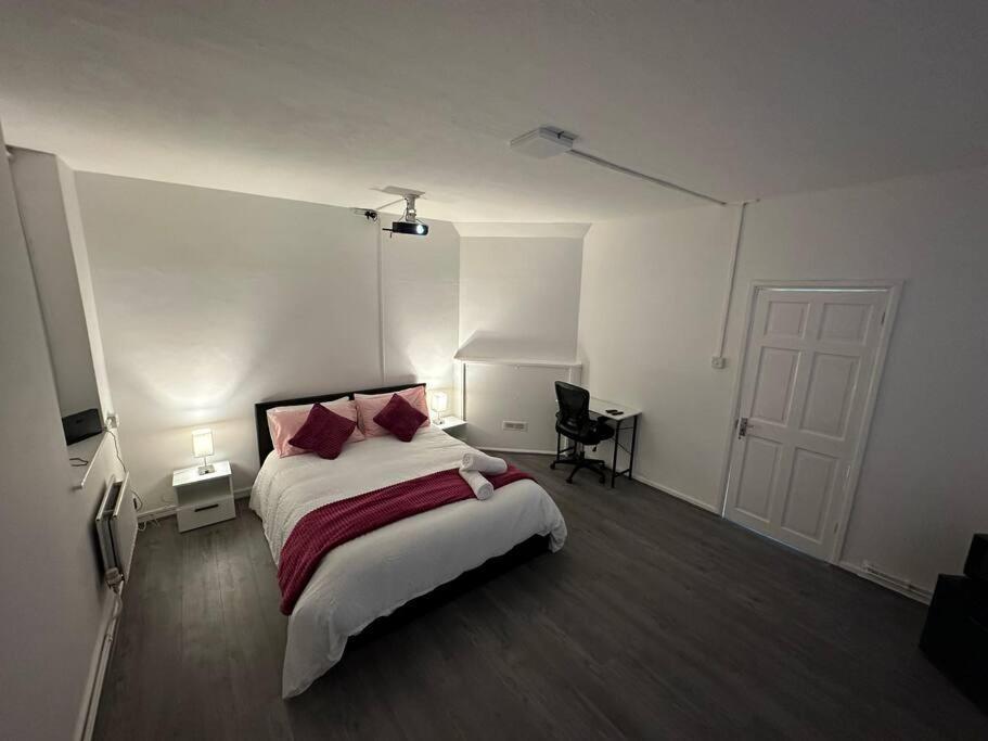 Super Double Bedroom Zone 1 Apartment *