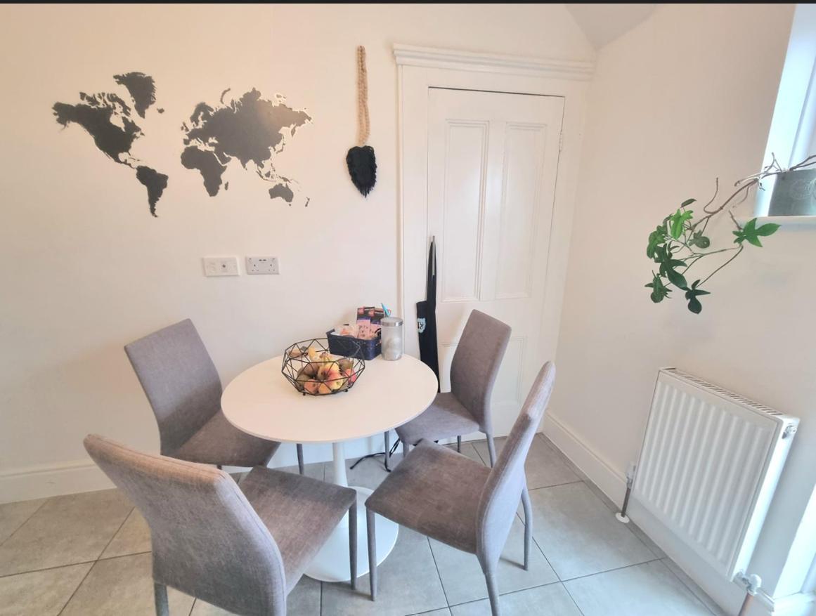 Stylish 2-bed Flat, Quick Access To Sights Apartment London