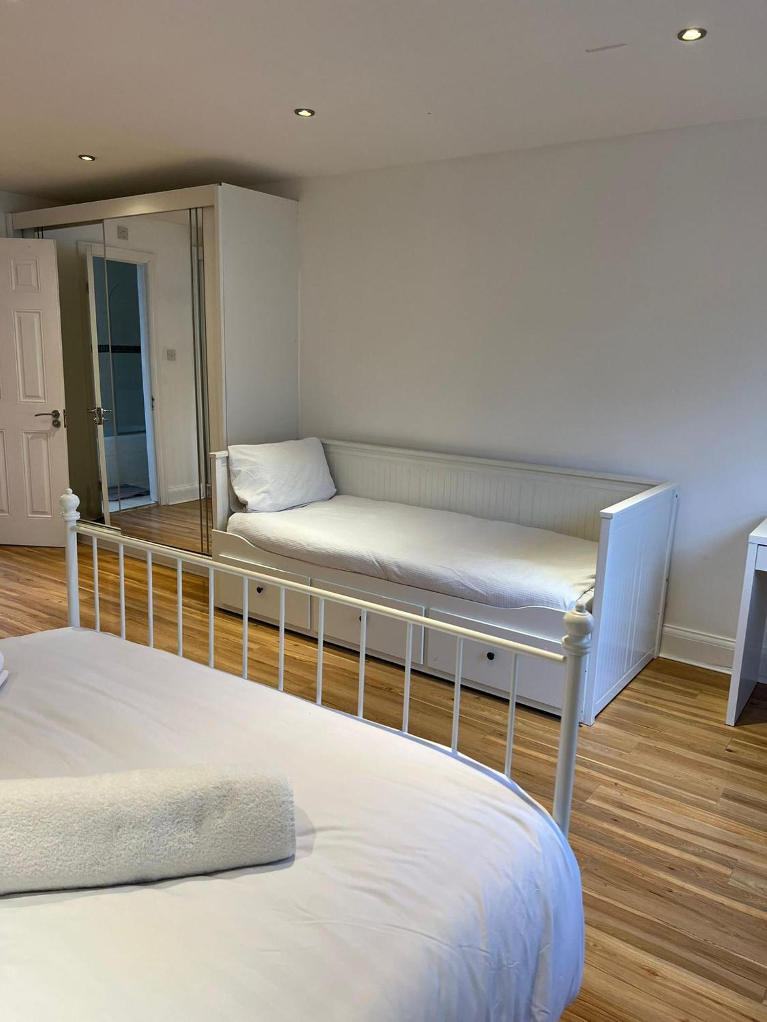 93 West Road Guest house *