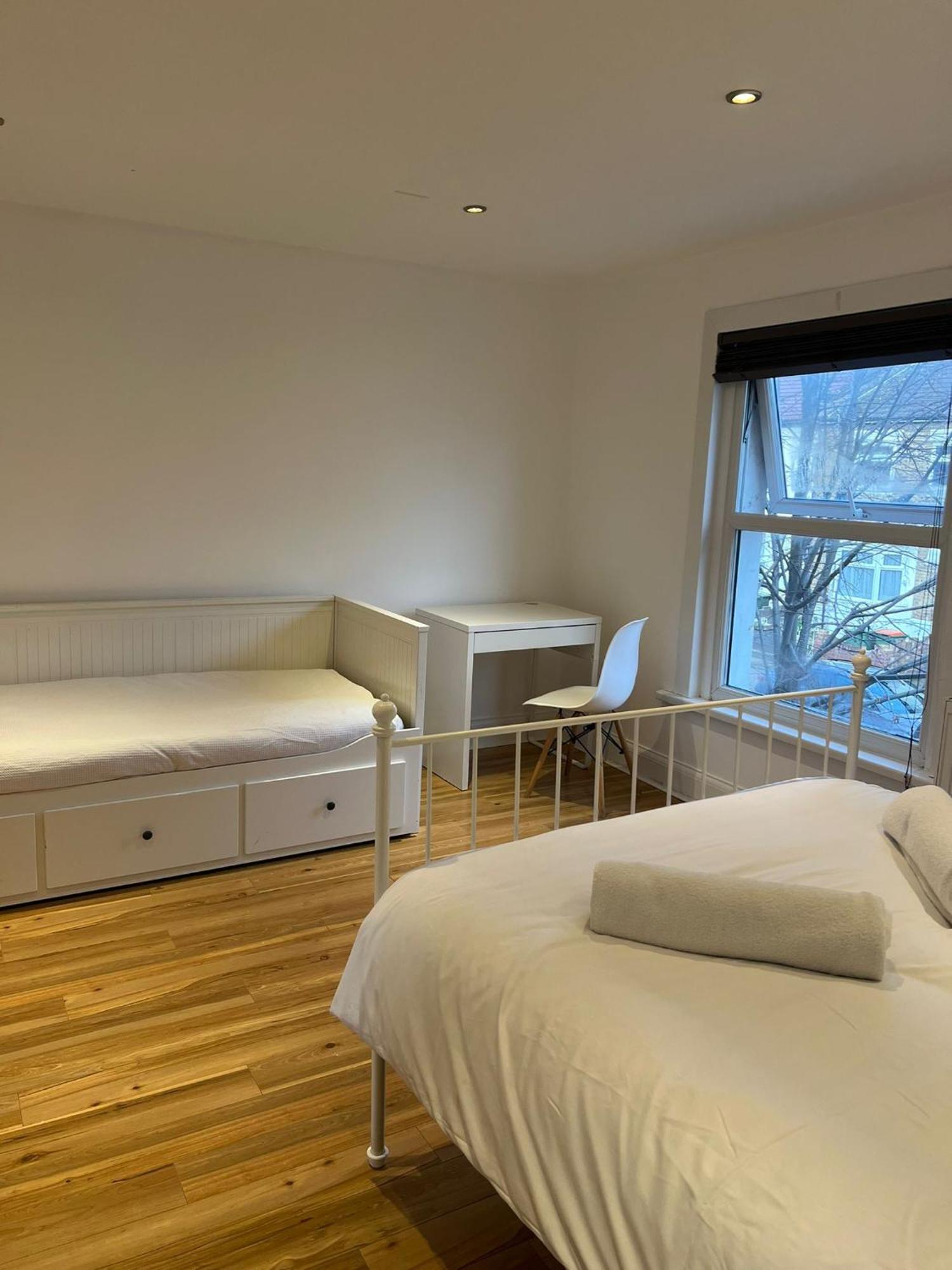 Guest house 93 West Road London