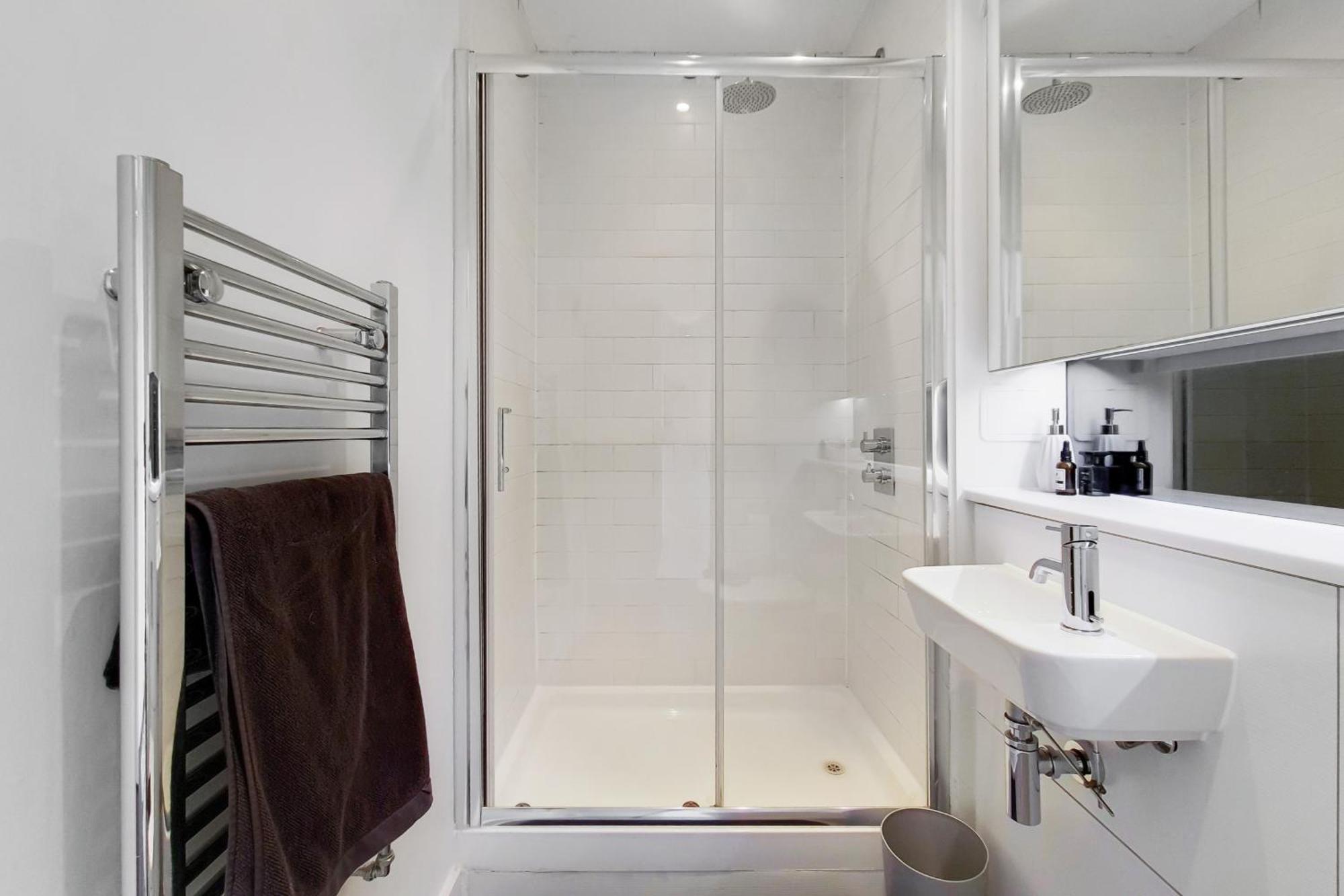 In Style: Modern 2-bed In Trendy Area Apartment *