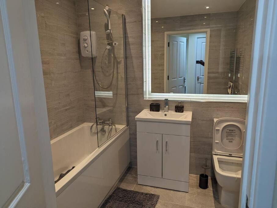 Newly Launched Two Bedroom House By Den Short Lets & Serviced With Garden Ferienhaus London