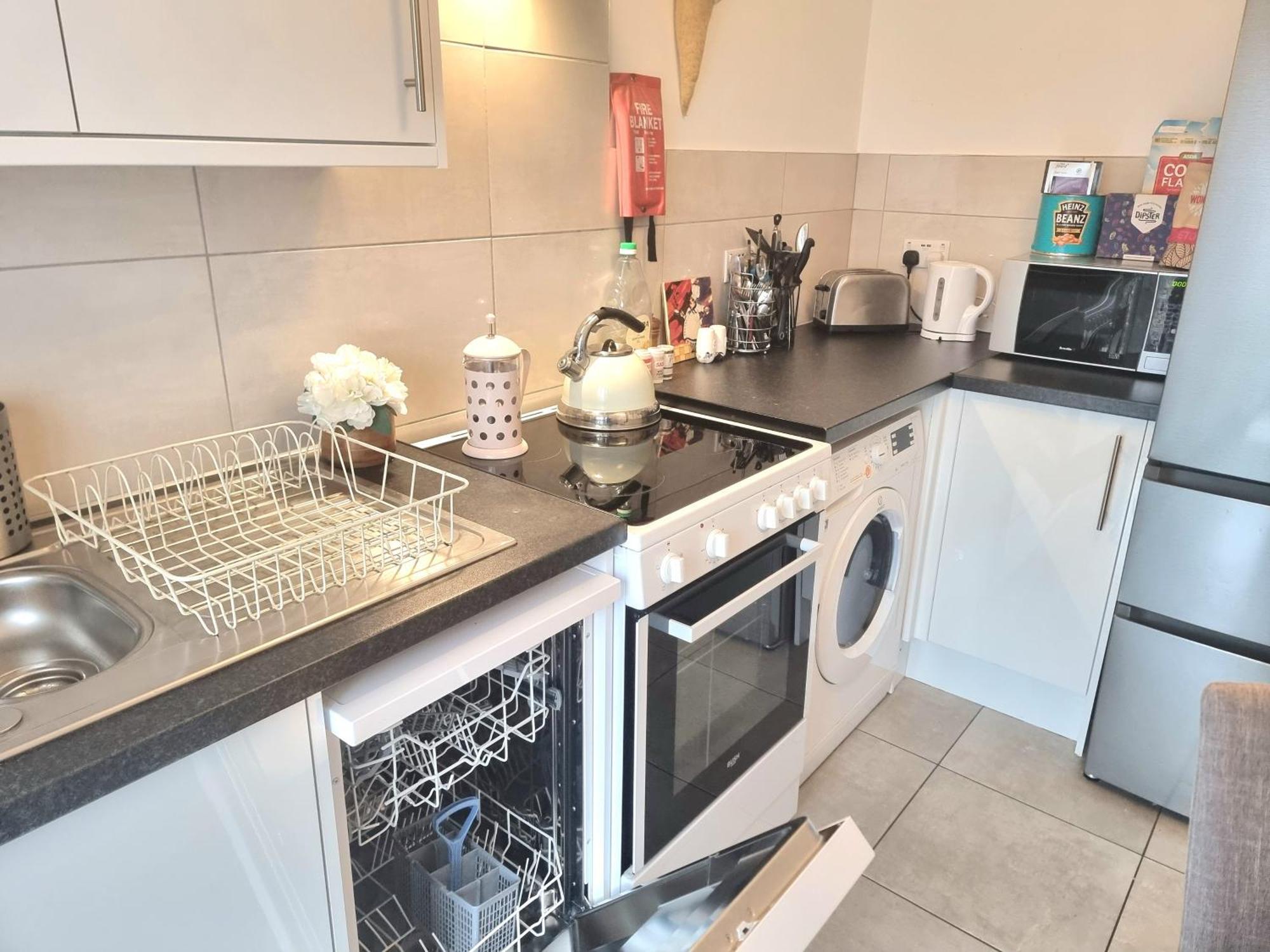 Stylish 2-bed Flat, Quick Access To Sights London