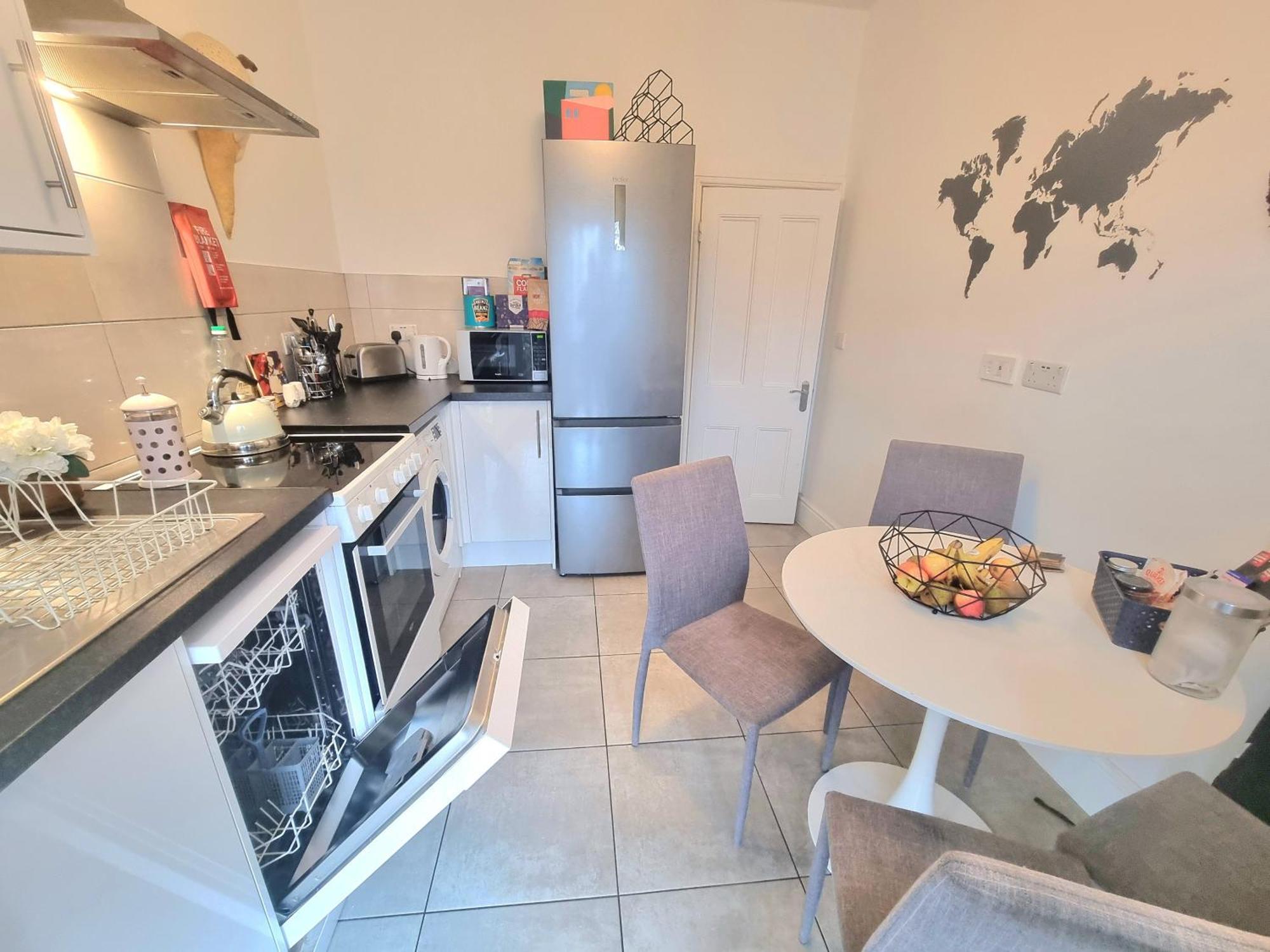 Stylish 2-bed Flat, Quick Access To Sights Apartment