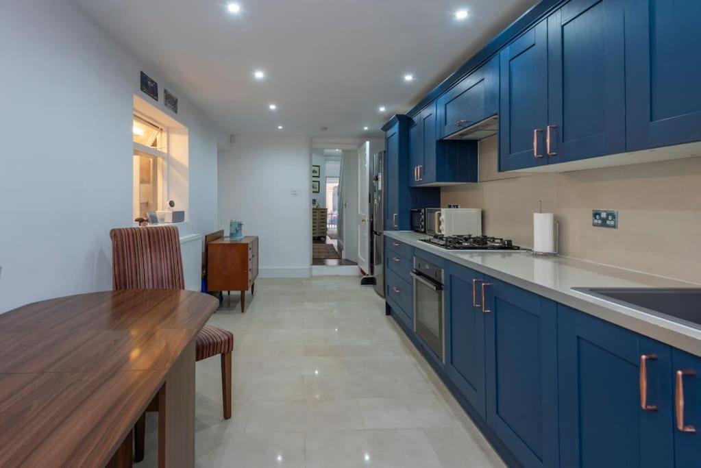 Stunning 3-bed House Apartment *