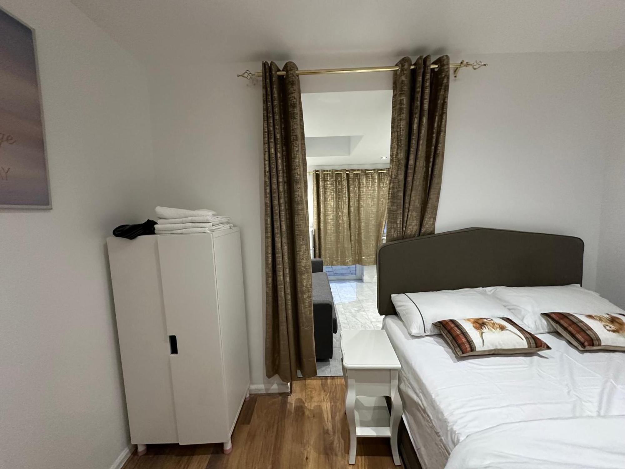 Apartment 4th Flat With Private Own Bathroom A Luxury Family Setup And Furnished With Double Bed A Double Futon-sofa Bed A Single Futon Bed A Baby Cot And Garden And Free Parking London