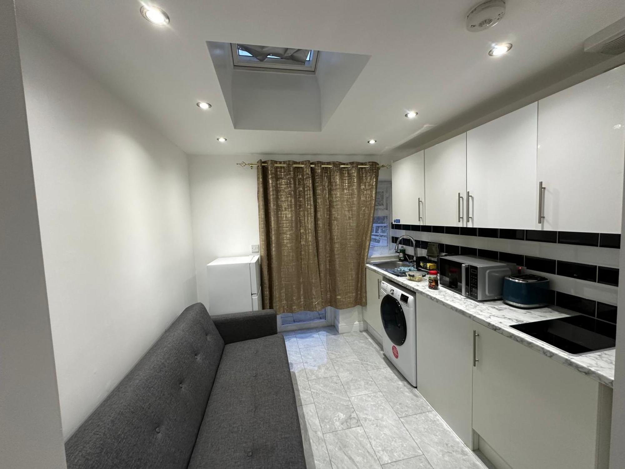 Apartment 4th Flat With Private Own Bathroom A Luxury Family Setup And Furnished With Double Bed A Double Futon-sofa Bed A Single Futon Bed A Baby Cot And Garden And Free Parking
