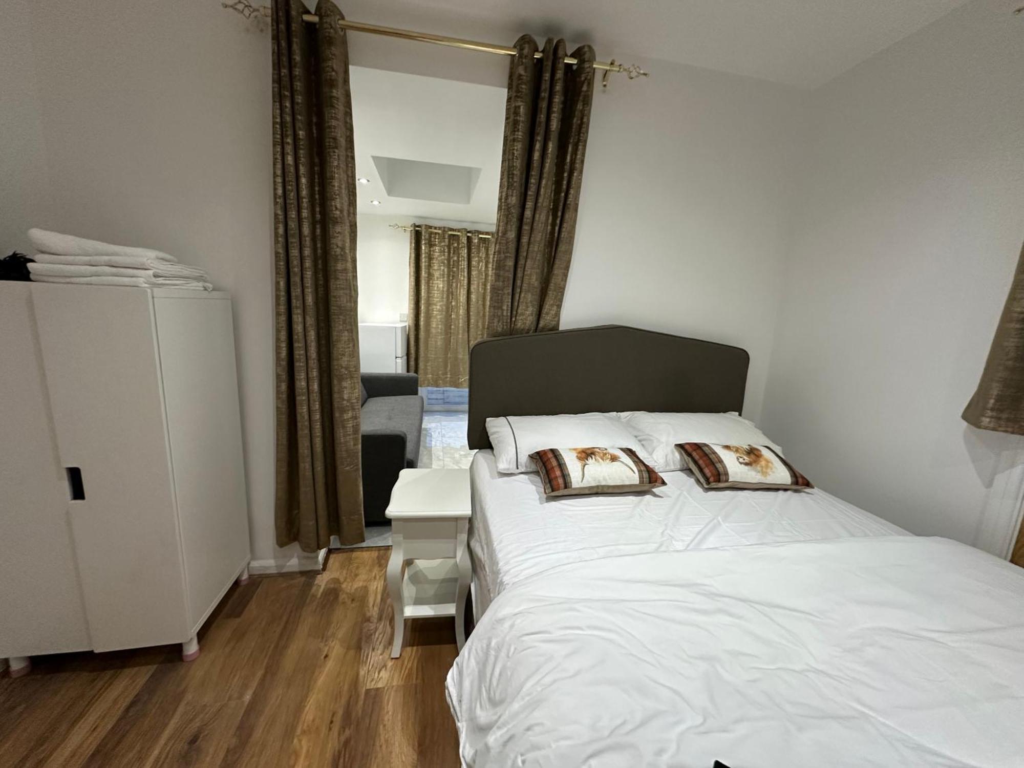 4th Flat With Private Own Bathroom A Luxury Family Setup And Furnished With Double Bed A Double Futon-sofa Bed A Single Futon Bed A Baby Cot And Garden And Free Parking Apartment London